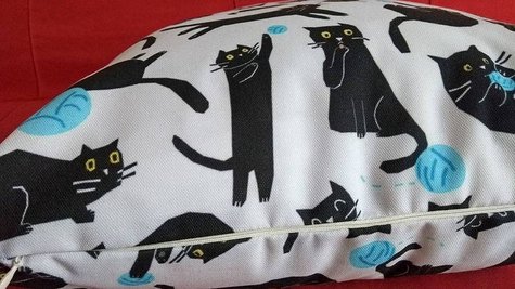 Cuscino con pattern gatto nero che gioca